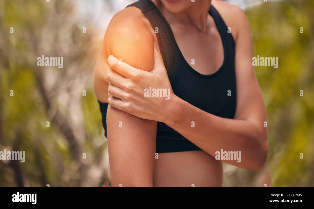 Main, douleur et blessure avec une femme de sport tenant son bras et son épaule avec revêtement extérieur pour l'exercice, la santé et la forme physique. Entraînement et entraînement cgi Banque D'Images