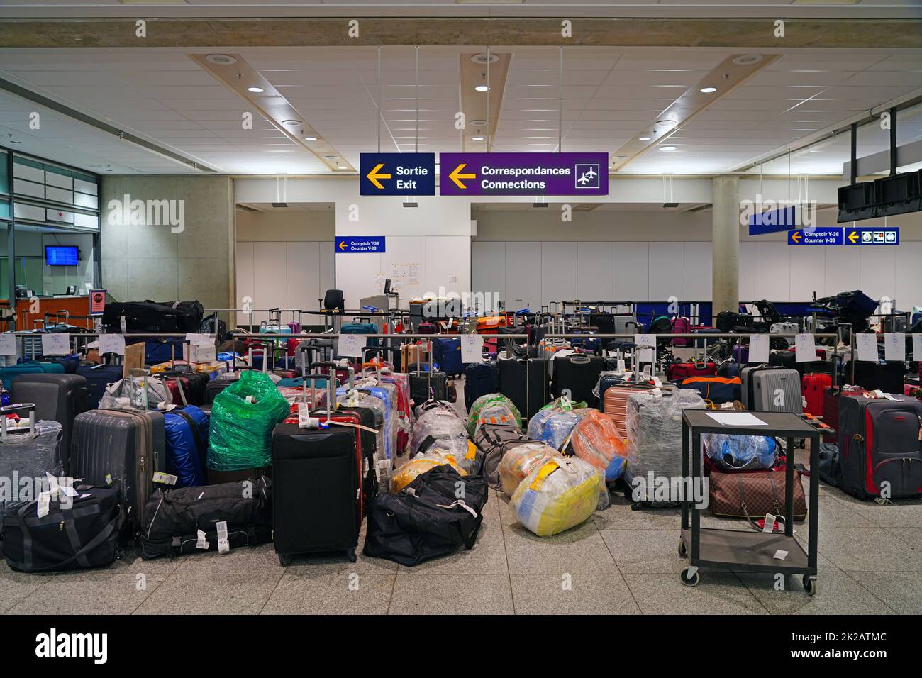 Luggage pile airport Banque de photographies et d'images à haute résolution  - Alamy
