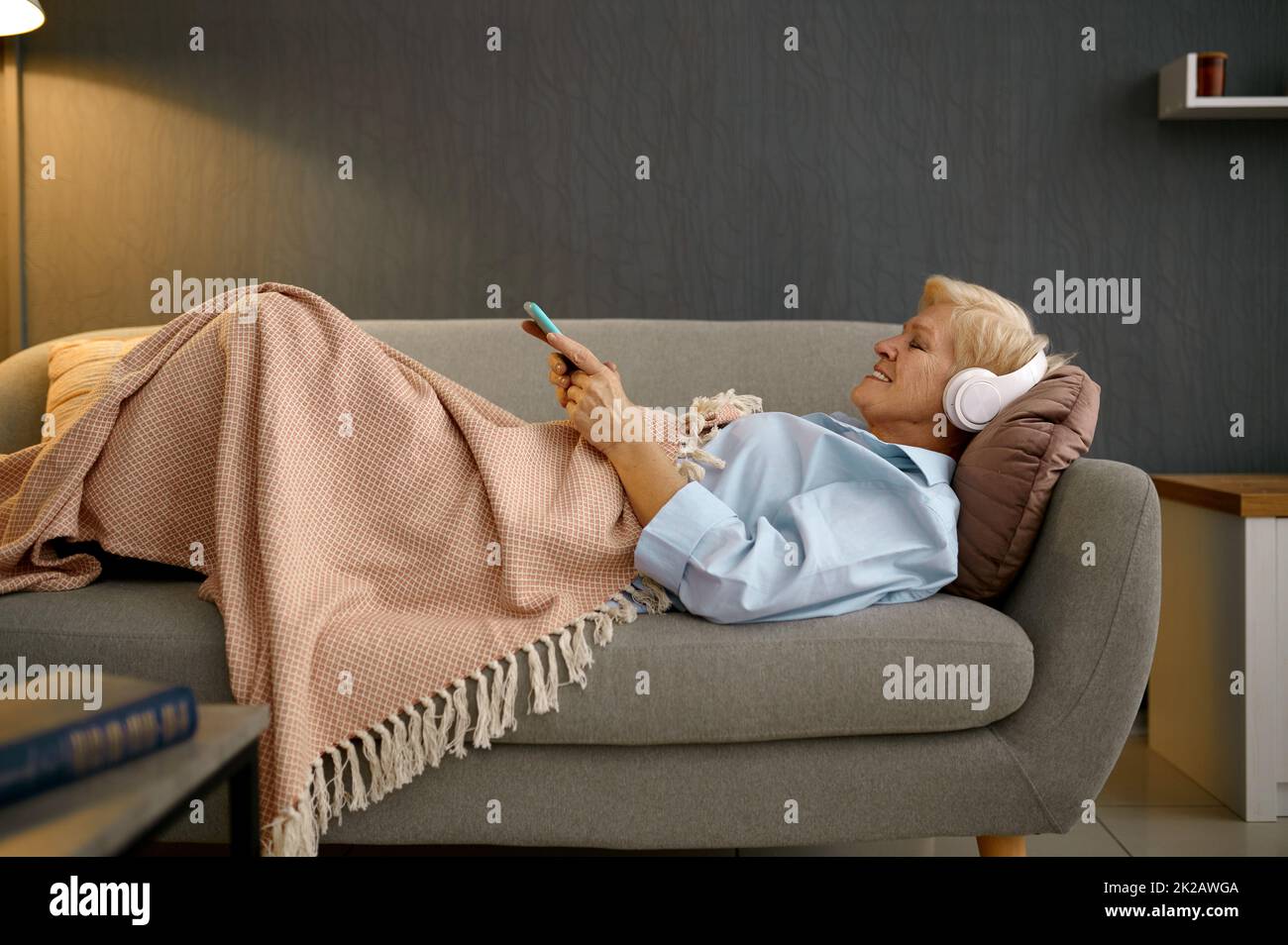 Bonne femme adulte à l'écoute de musique Banque D'Images