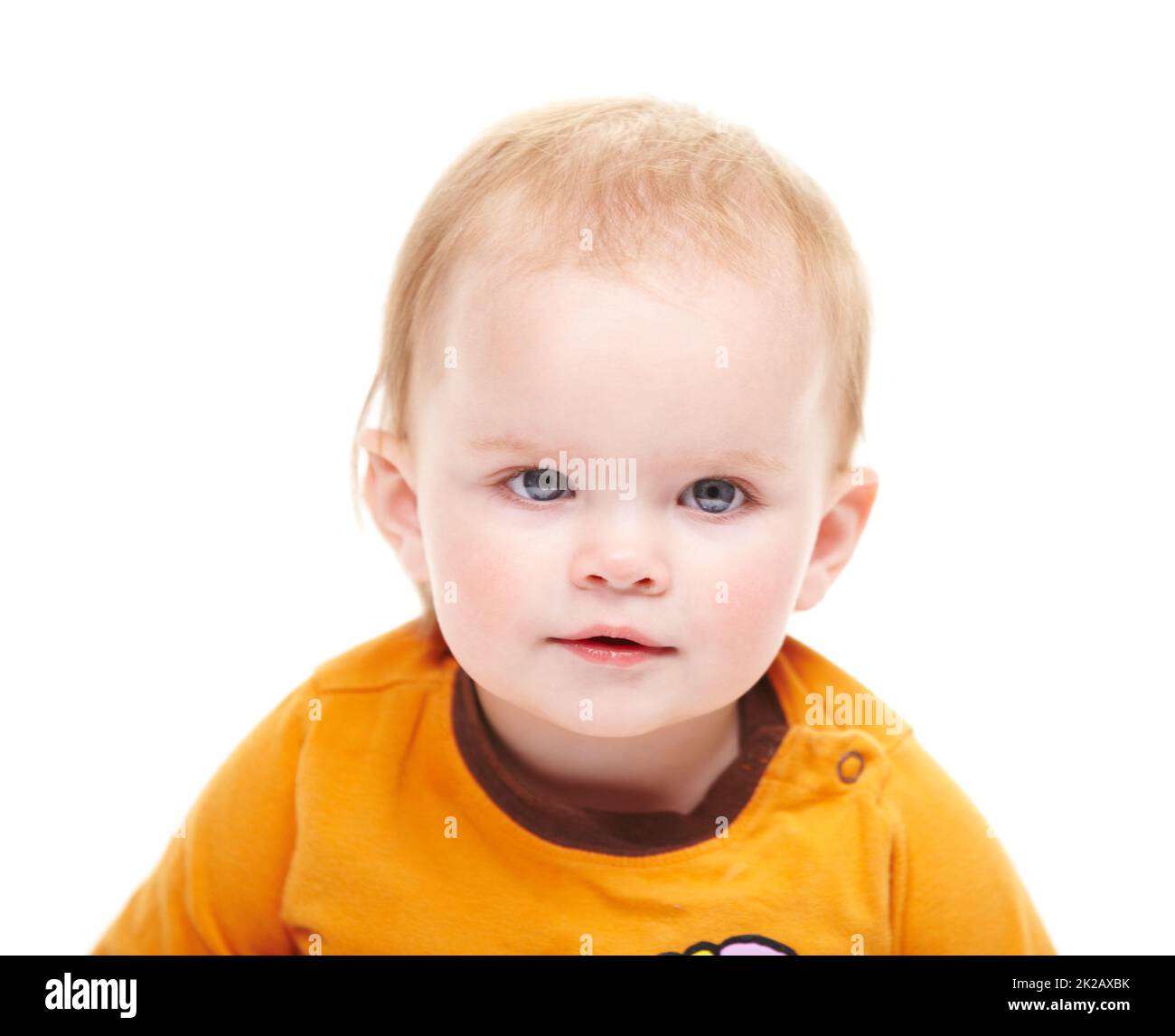 L'image de l'innocence. Portrait d'une petite fille mignonne regardant l'appareil photo sur un fond blanc. Banque D'Images