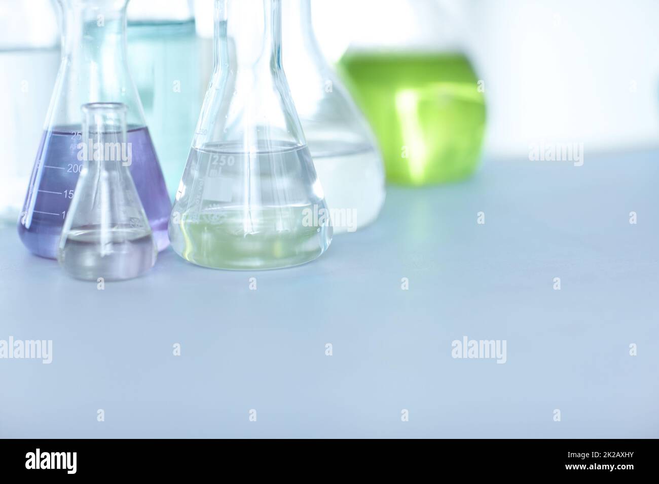Composés chimiques. Flacons remplis de liquide coloré sur une table dans un laboratoire. Banque D'Images