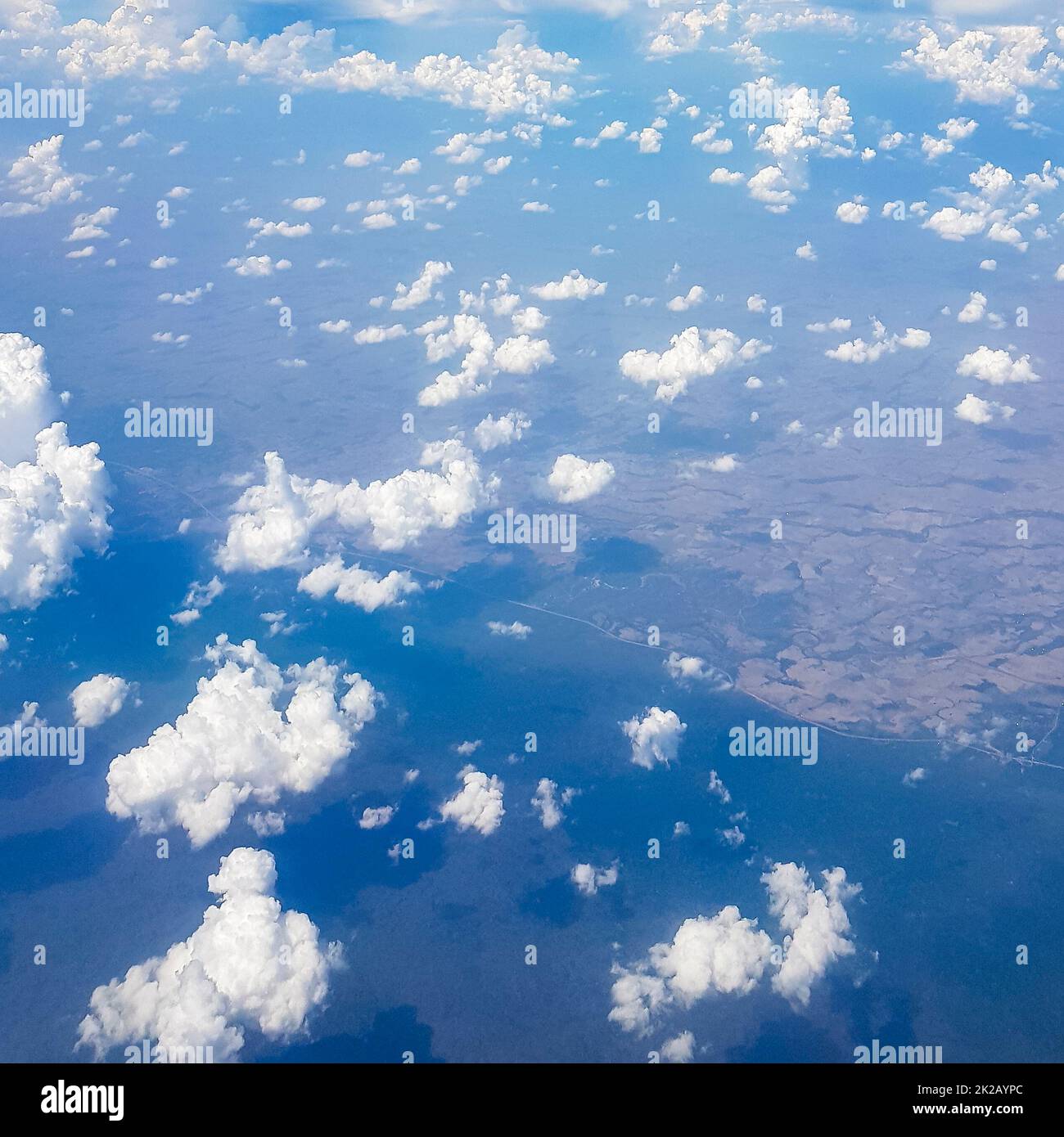 Vol au-dessus des nuages au-dessus de la campagne de la Thaïlande. Banque D'Images