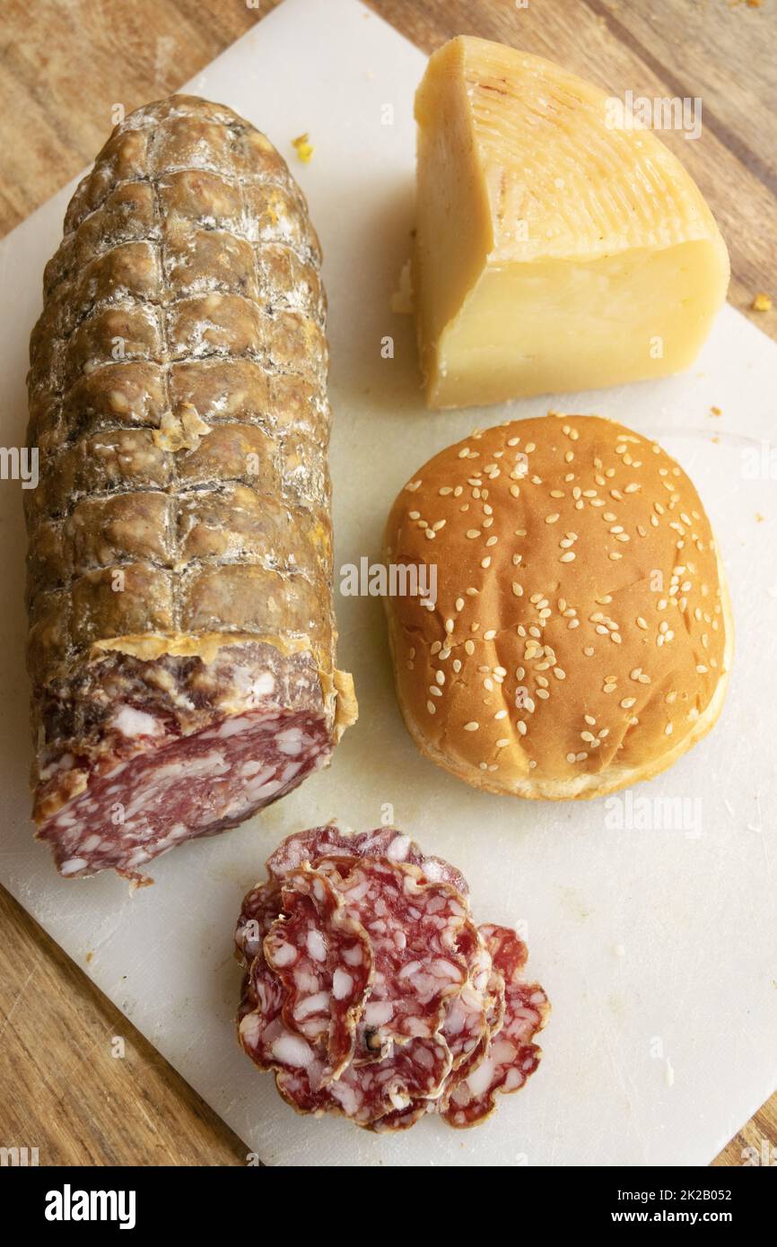 sandwich au sésame avec salami et fromage Banque D'Images