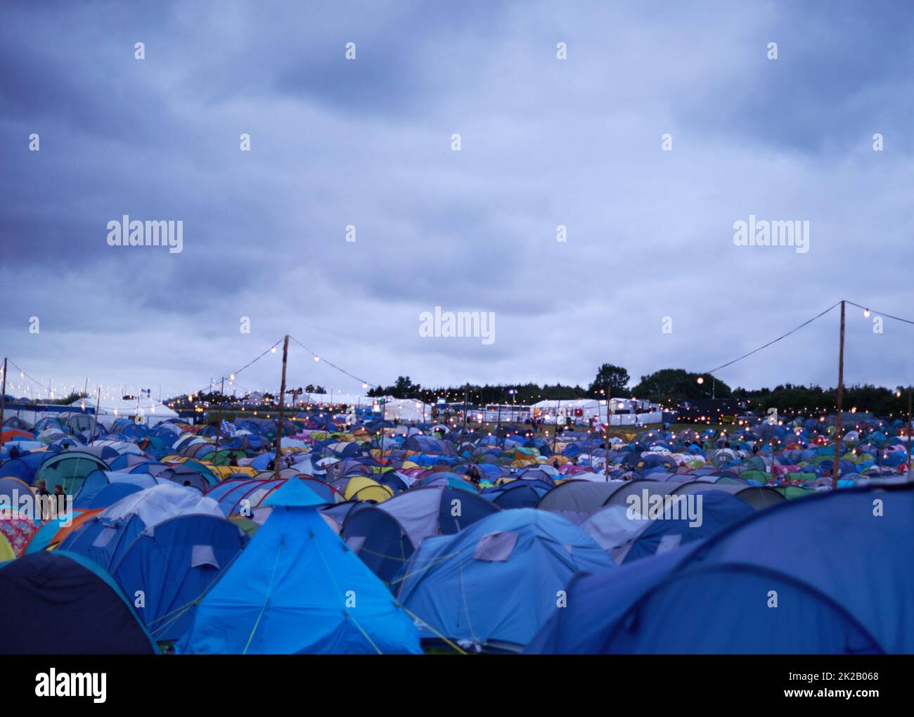 Ce festival va être intentif. Prise de vue de différentes tentes lors d'un festival en plein air. Banque D'Images