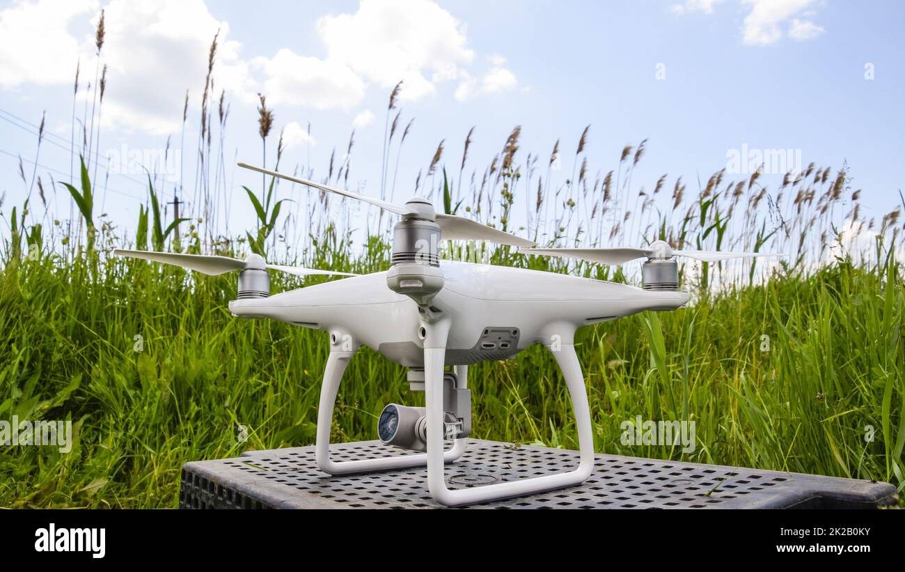Quadrocopters sur une boîte en plastique dans l'herbe Banque D'Images