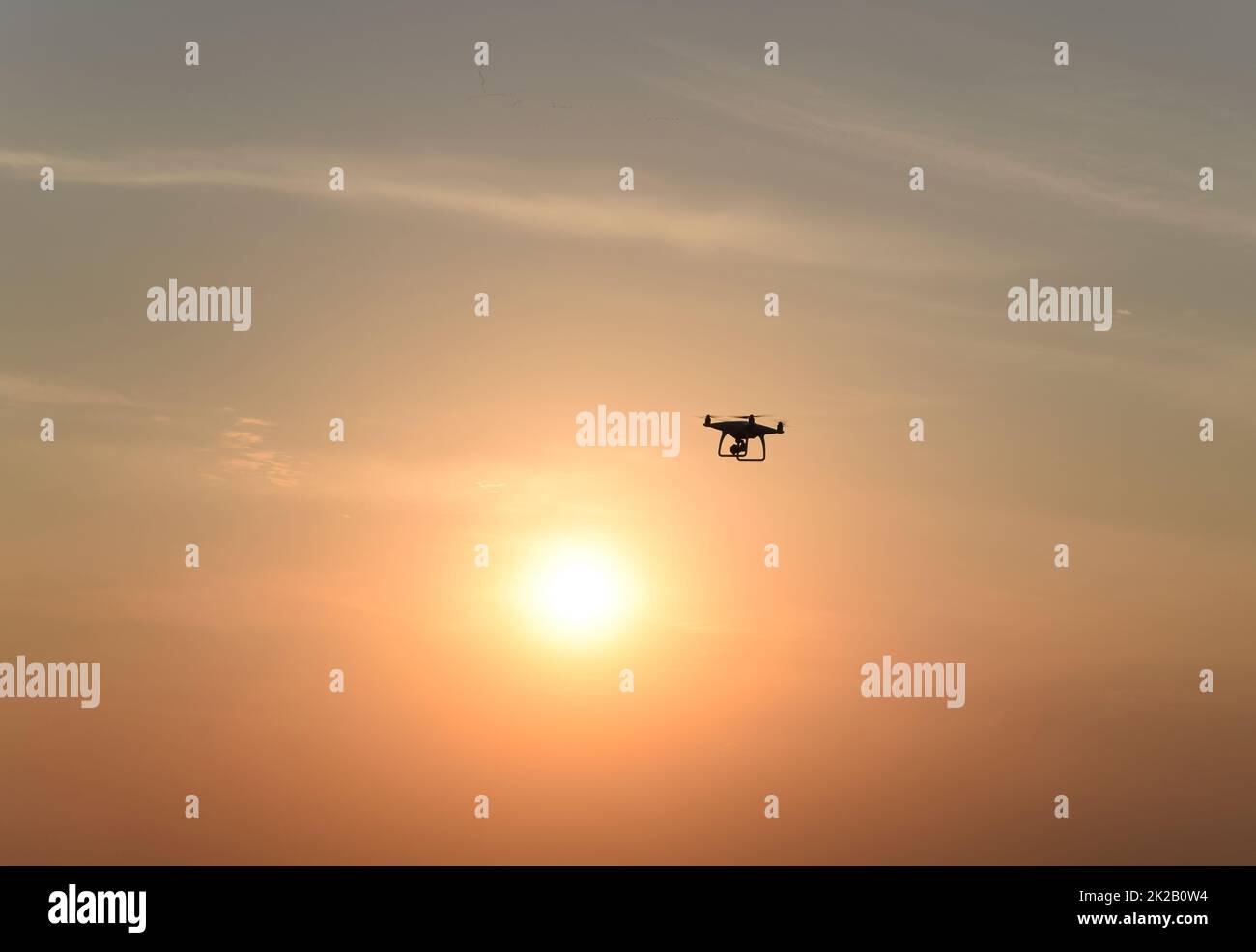 silhouette de drone sur le fond du coucher de soleil Banque D'Images