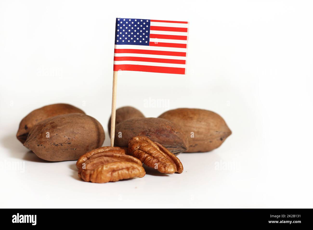 Pacanes sur fond blanc avec drapeau américain Banque D'Images