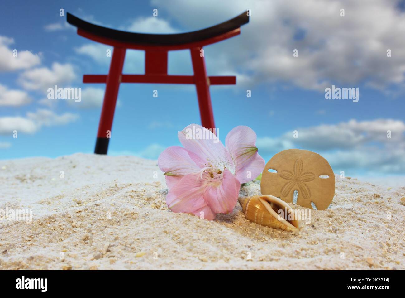 Porte de torii et Temple sur la plage avec ciel bleu Banque D'Images