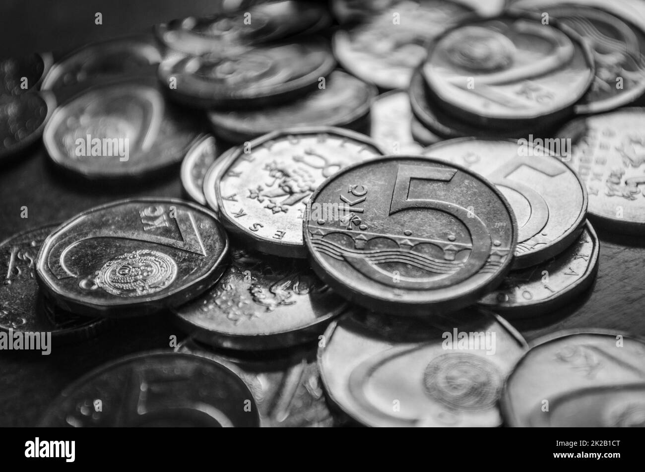 Gros plan sur les pièces de la couronne tchèque noir et blanc Banque D'Images