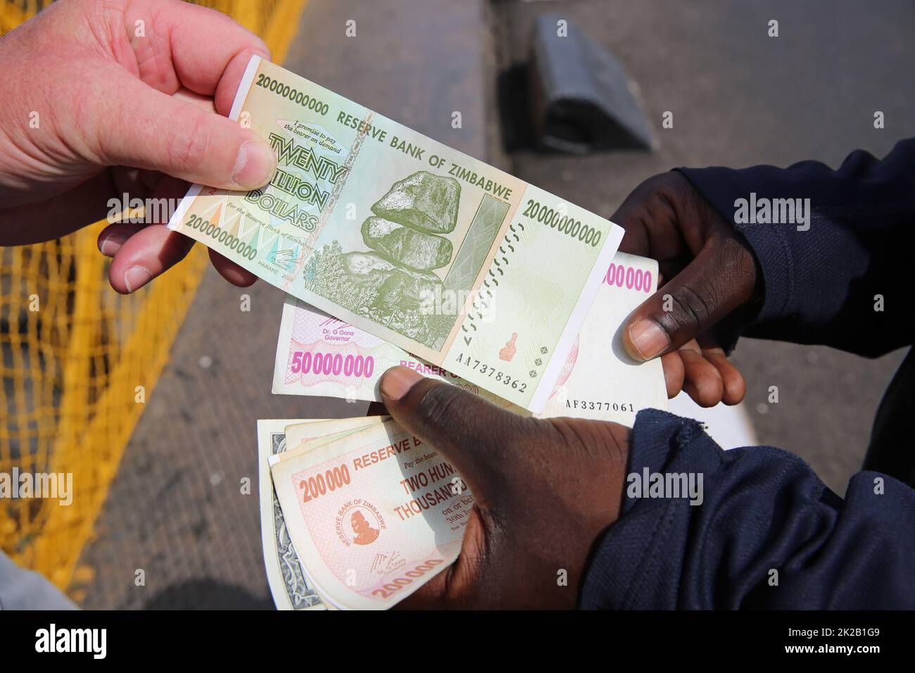 Changer le dollar du Zimbabwe Banque D'Images