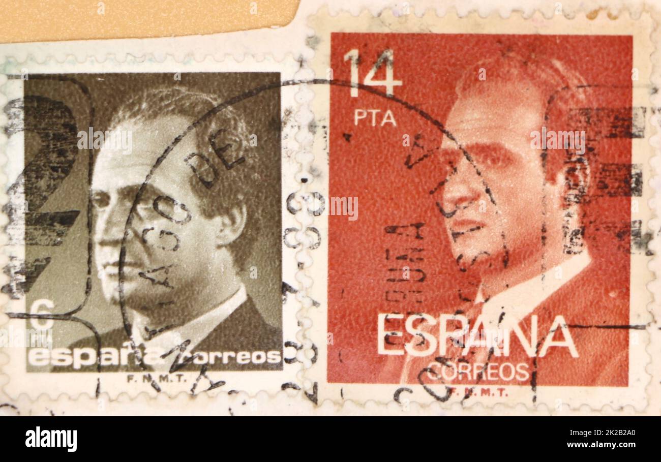 Photo of two Spanish postage stamps grey 6 pesetas and orange 14 pesetas featuring an image of King Juan Carlos I Banque D'Images