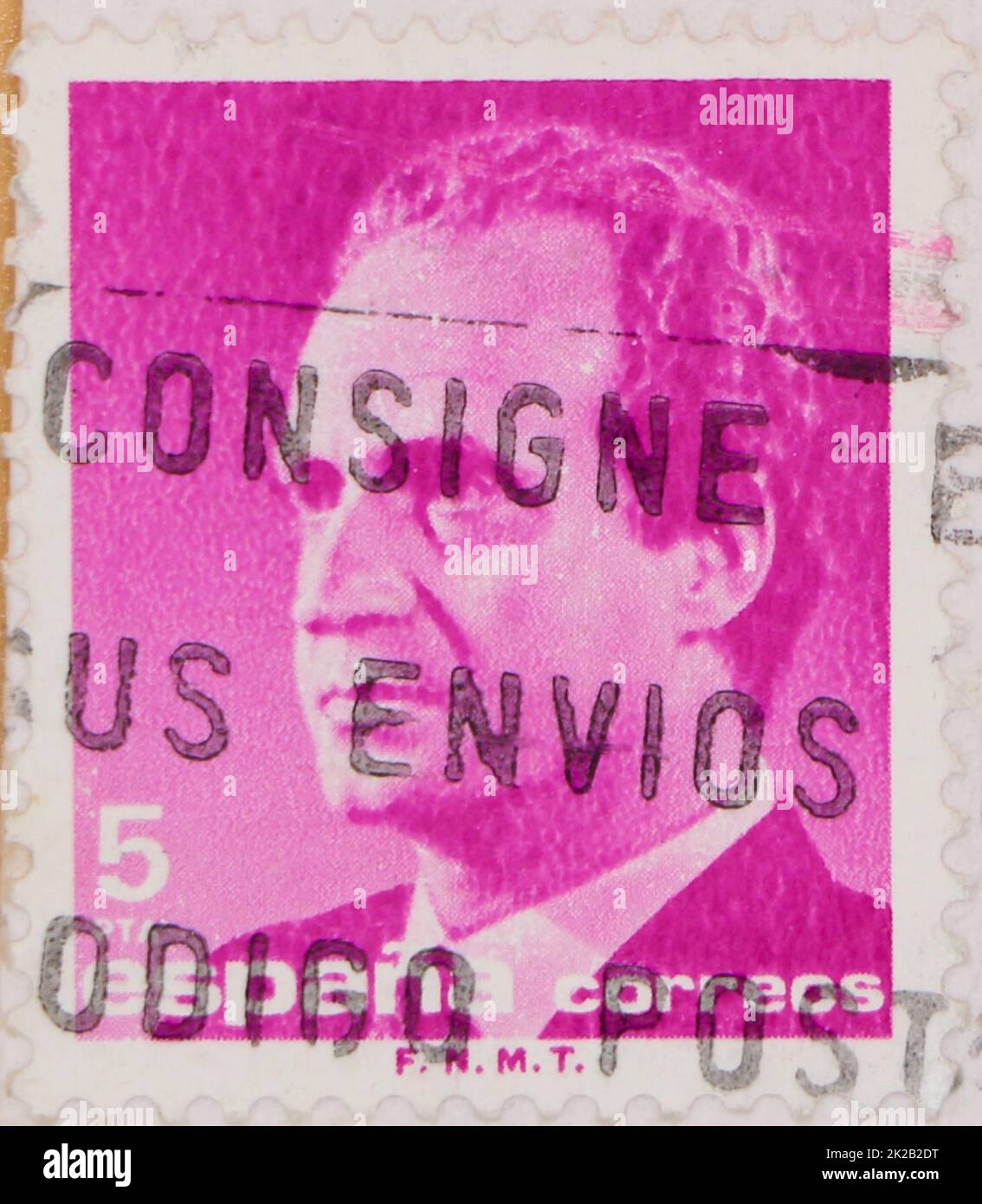 Photo of a fuchsia 5 pesetas Spanish postage stamp featuring an image of King Juan Carlos I Banque D'Images