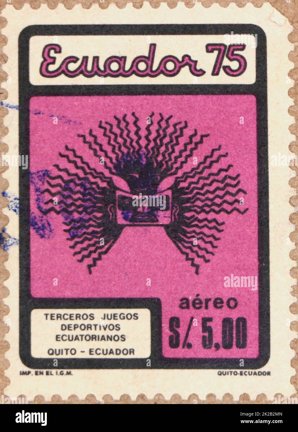 Photo d'un timbre-poste fuchsia de $/.5,00 de l'Équateur émis en 1975 pour les troisième jeux équatoriens Banque D'Images