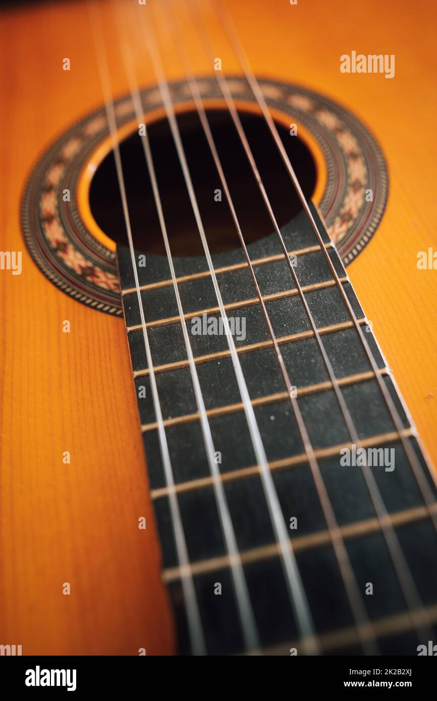 Guitare classique en bois, avec cordes en plastique Banque D'Images