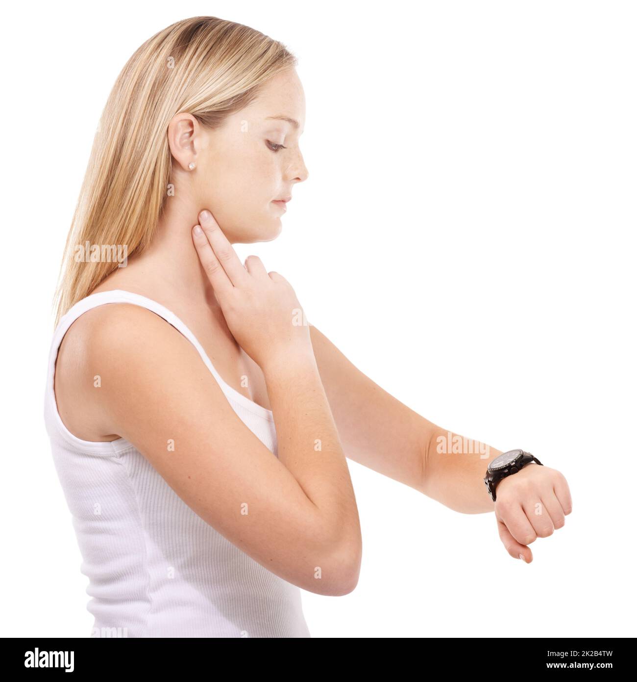 Surveiller soigneusement sa fréquence de pouls. Jeune femme prenant son pouls sur fond blanc. Banque D'Images