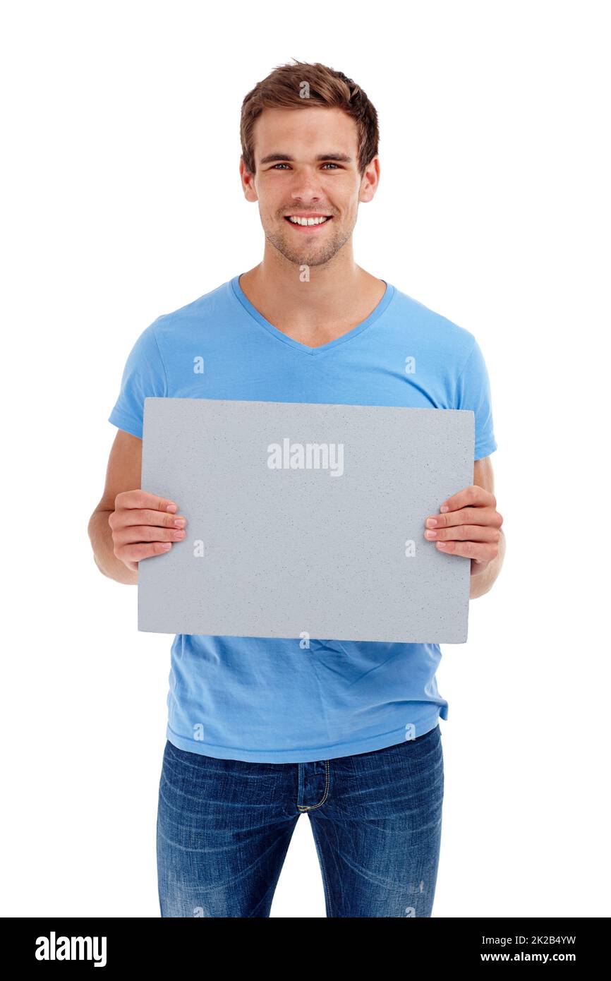 Votre message ici. Photo studio d'un jeune homme tenant un tableau gris. Banque D'Images