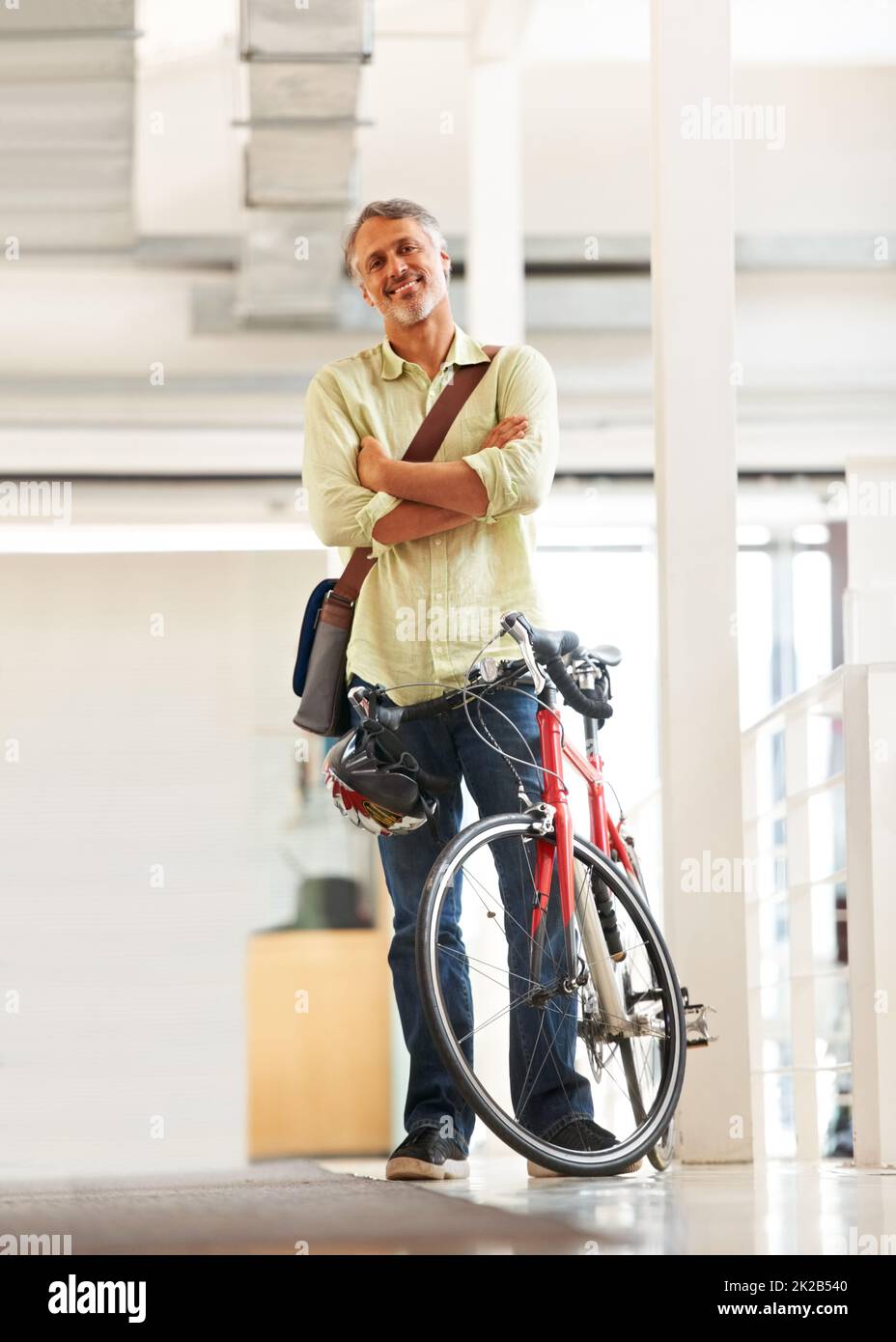 Faire les livraisons de jours. Prise de vue en longueur d'un beau messager de vélo dans un bureau. Banque D'Images