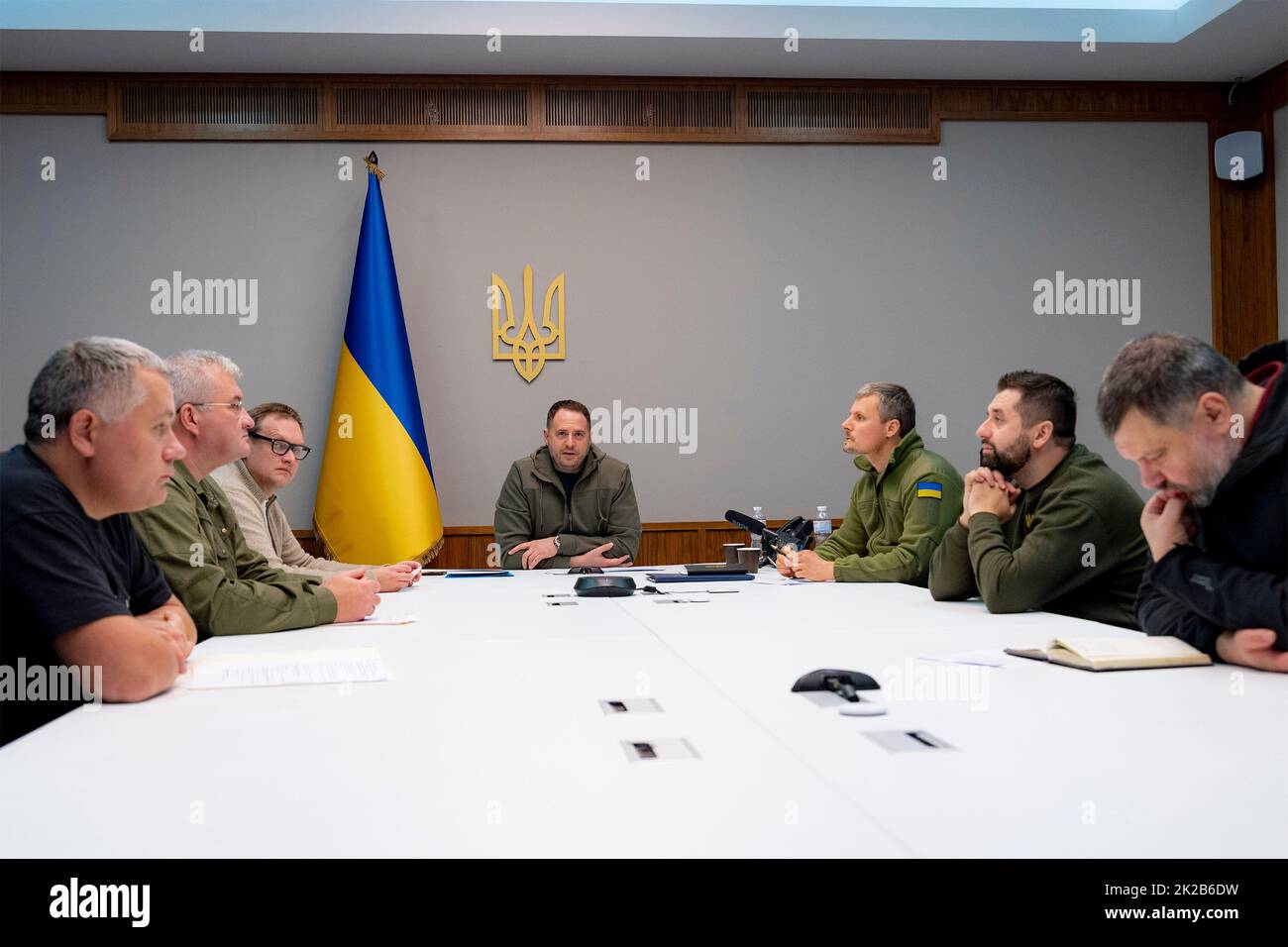 Kiev, Ukraine. 22nd septembre 2022. Le chef du bureau du président ukrainien Andriy Yermak, au centre, tient une réunion vidéo-conférence avec des membres du Comité des services armés de la Chambre des représentants des États-Unis, du Palais Mariinsky, 22 septembre 2022, à Kiev, en Ukraine. Credit: Bureau de presse présidentiel ukrainien/Présidence ukrainienne/Alamy Live News Banque D'Images