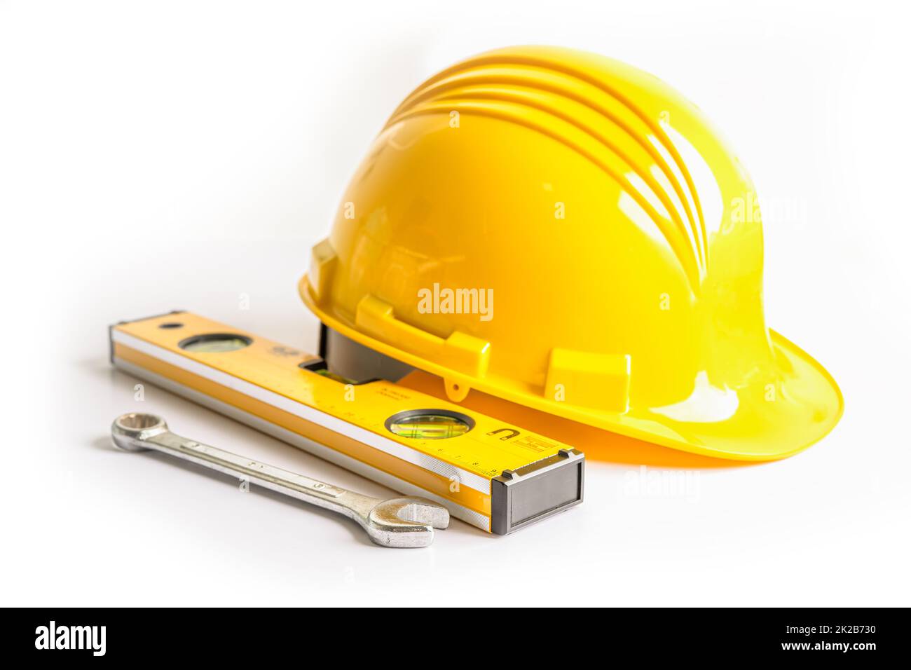 un homme d'affaires porte un casque de sécurité à l'aide d'un fond de  chantier de construction extérieur pour téléphone portable 2883907 Photo de  stock chez Vecteezy
