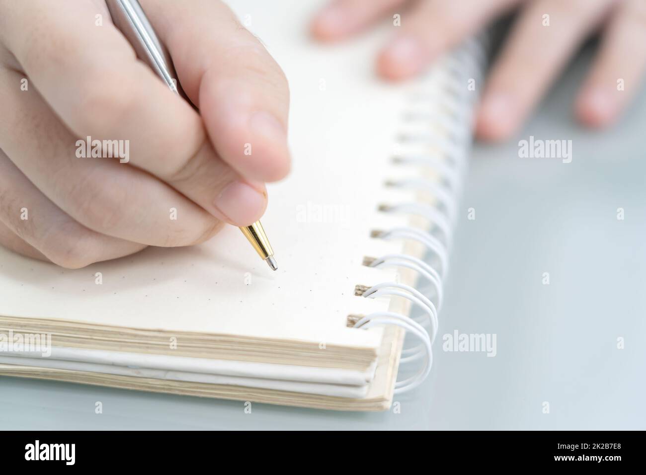 Carnet d'écriture mains actives sur le bureau Banque D'Images