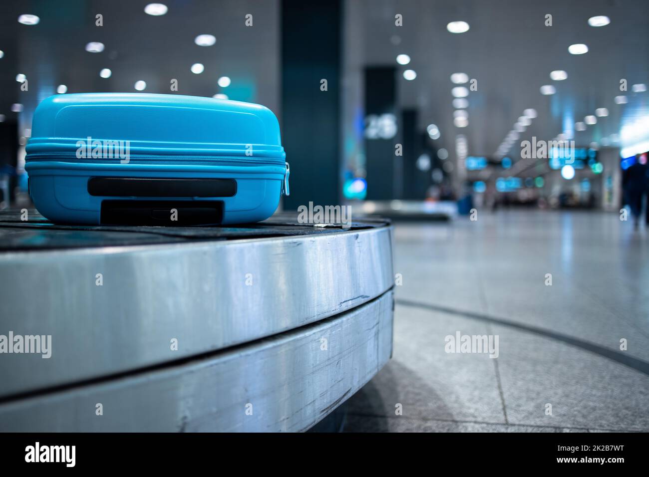 Arrivés assurance autour sur une courroie de convoyeur en attente d'être demandée à la zone de récupération des bagages à l'aéroport international moderne Banque D'Images