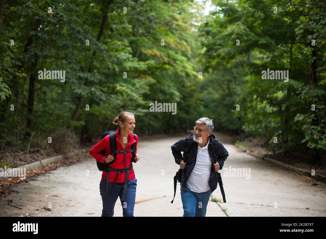 Une marche active et belle pour les aînés, une randonnée en plein air sur un sentier forestier, profitant de sa retraite avec sa fille Banque D'Images