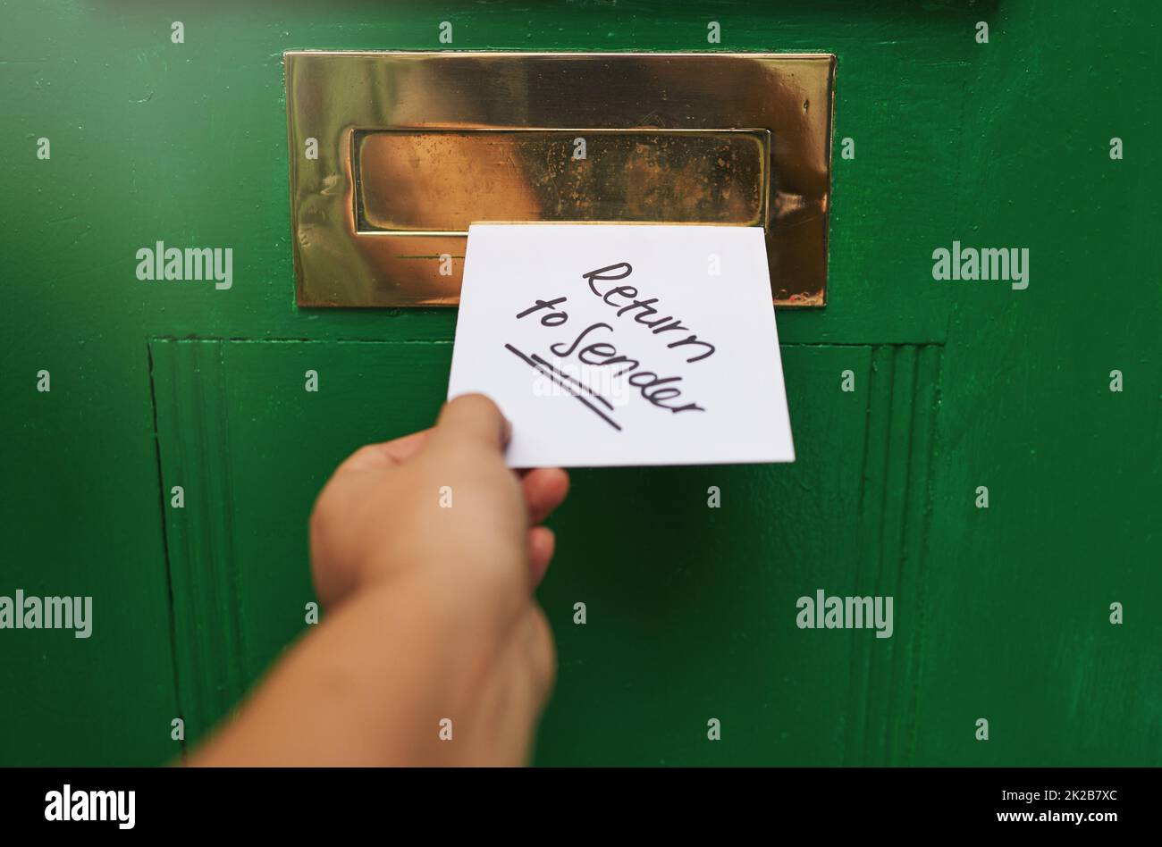 Retourner à l'expéditeur. Photo rognée d'une personne en insérant une lettre dans une zone de lettre. Banque D'Images
