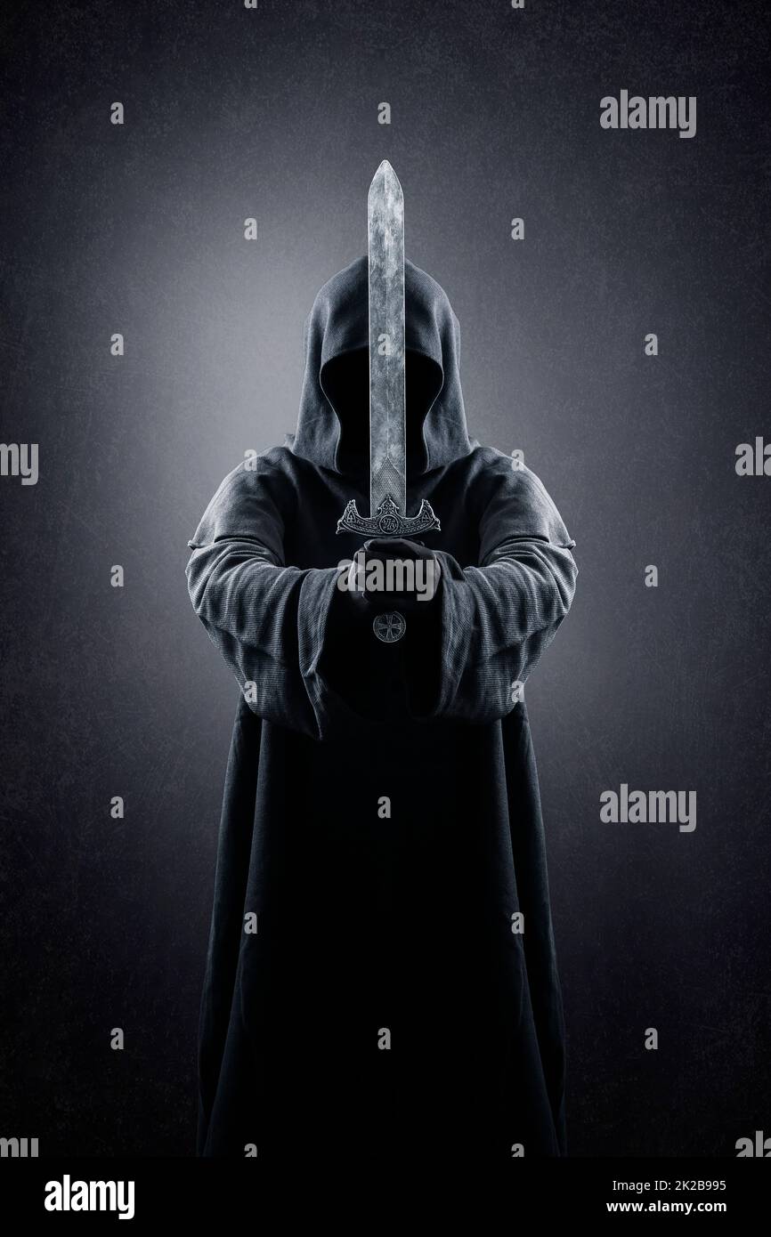 Guerrier avec cape à capuchon et épée médiévale sur fond sombre et brumeux Banque D'Images