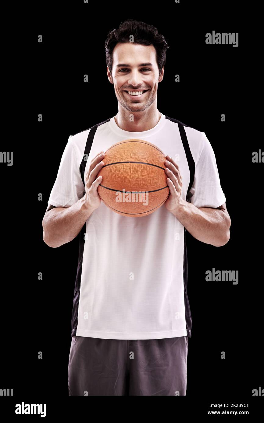 Jouez. Photo en studio d'un jeune joueur de basket-ball élégant isolé sur le noir. Banque D'Images