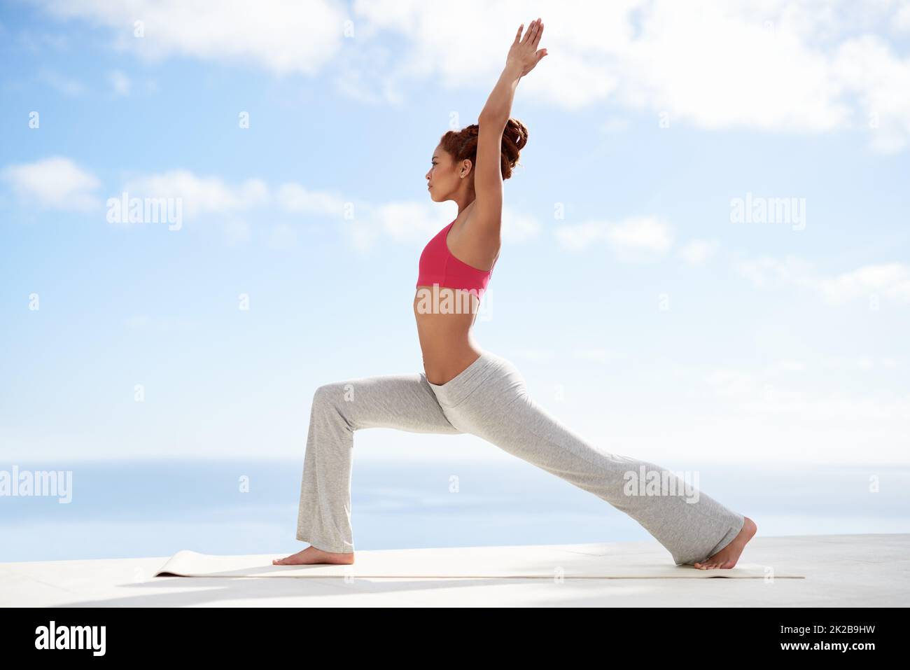 Équilibre entre le corps et l'esprit. Photo d'une jeune femme pratiquant le yoga à l'extérieur par une journée ensoleillée. Banque D'Images