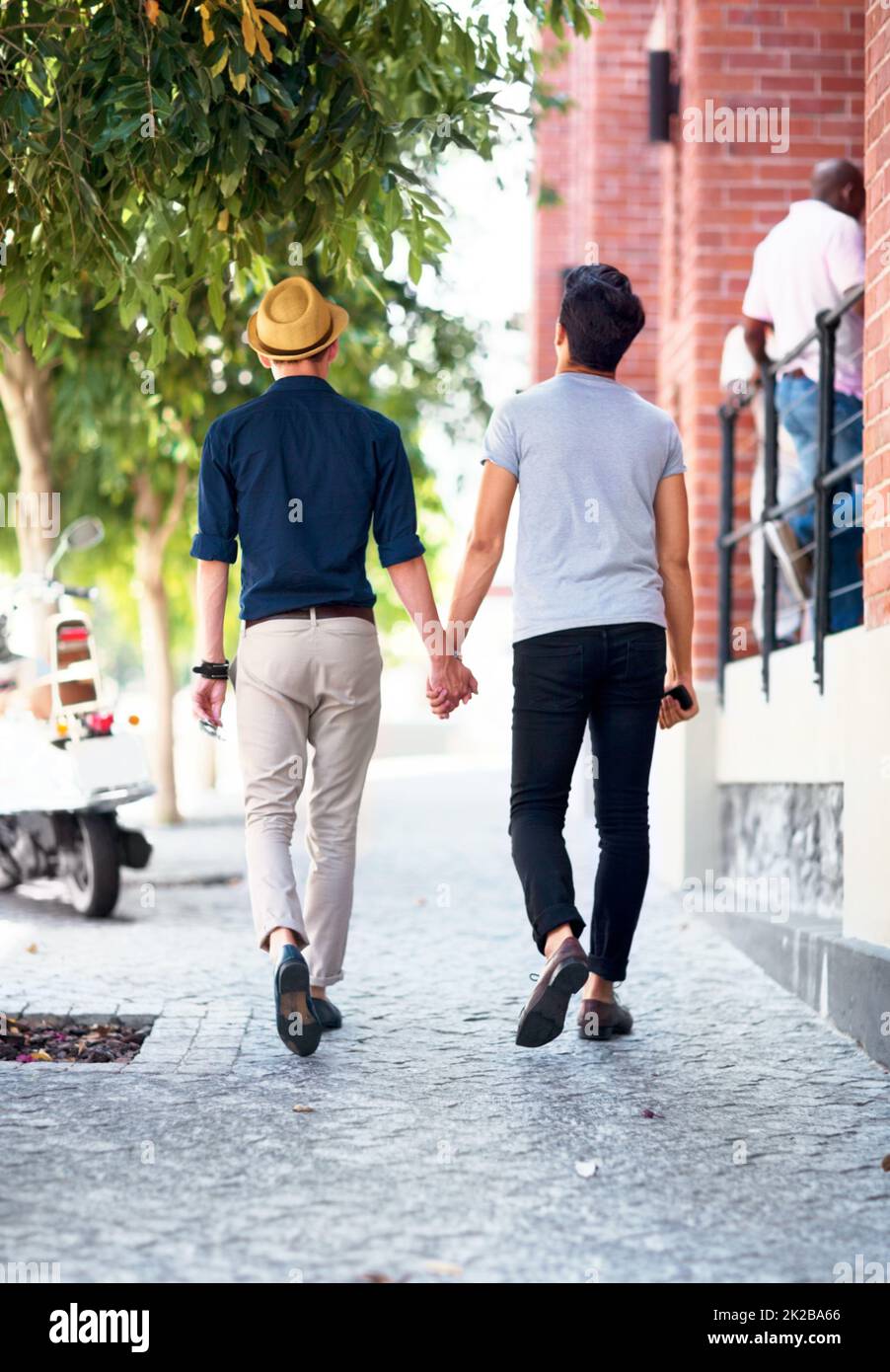 L'amour n'a pas de restrictions. Photo d'un jeune couple gay en plein air tout en tenant les mains. Banque D'Images