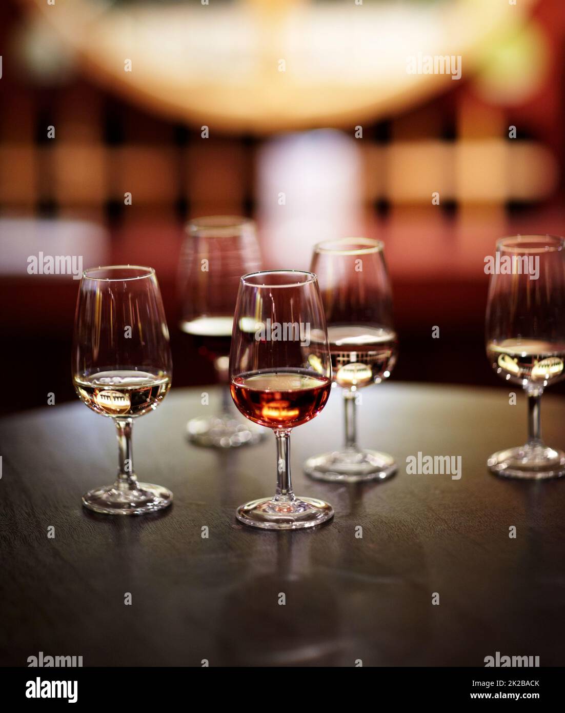 Les nombreuses variétés de vin. Prise de verres à vin disposés pour la dégustation dans une cave à vin. Banque D'Images