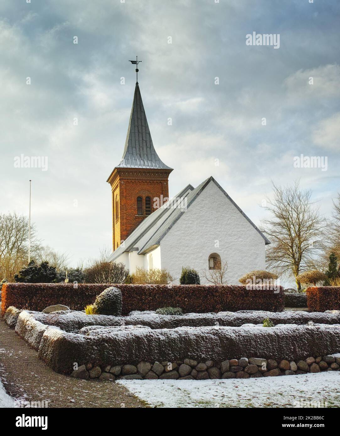 Un endroit pour prier. Photo d'une église historique dans un petit village pittoresque. Banque D'Images