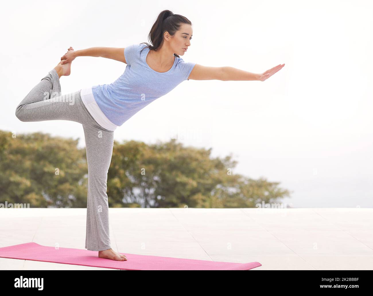 Vous vous sentez déjà flexible. Prise de vue en longueur d'une jeune femme faisant du yoga à l'extérieur. Banque D'Images