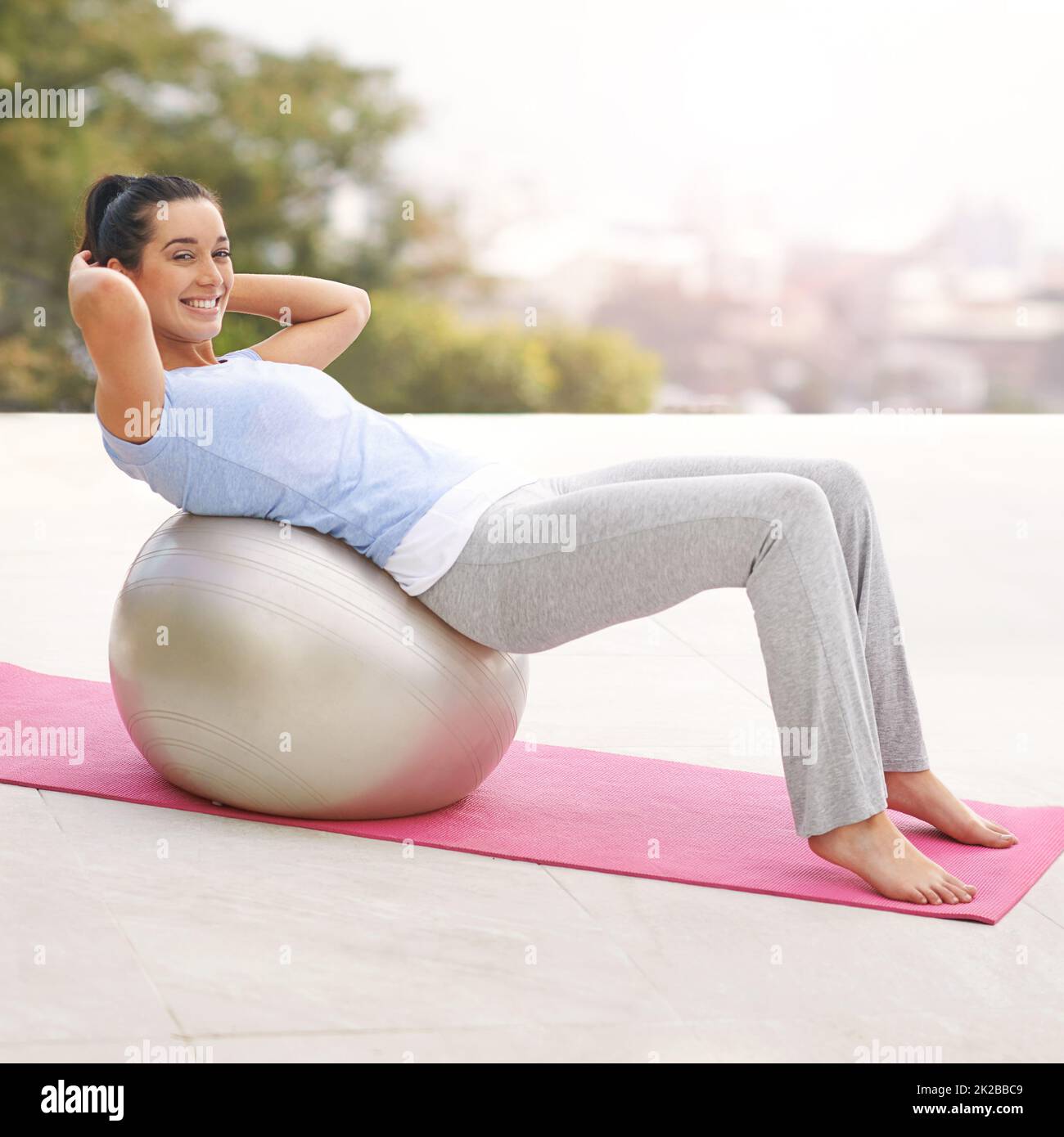 Corps ajusté, esprit heureux. Portrait complet d'une jeune femme faisant du yoga à l'extérieur. Banque D'Images