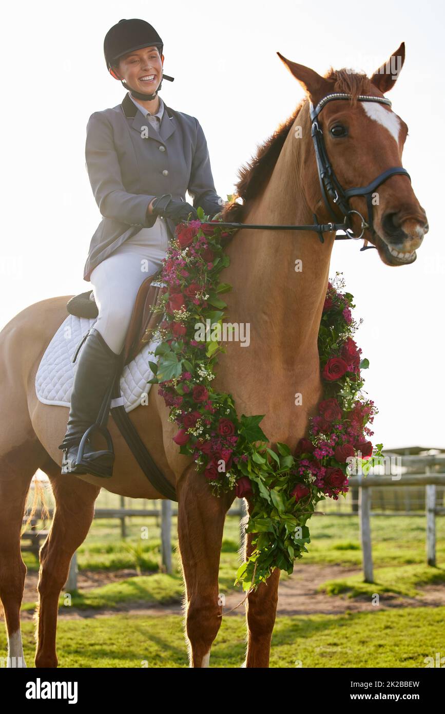 Vos gagnants. Photo rognée d'un jeune jockey féminin, assis sur ses chevaux, dans le cercle des gagnants. Banque D'Images