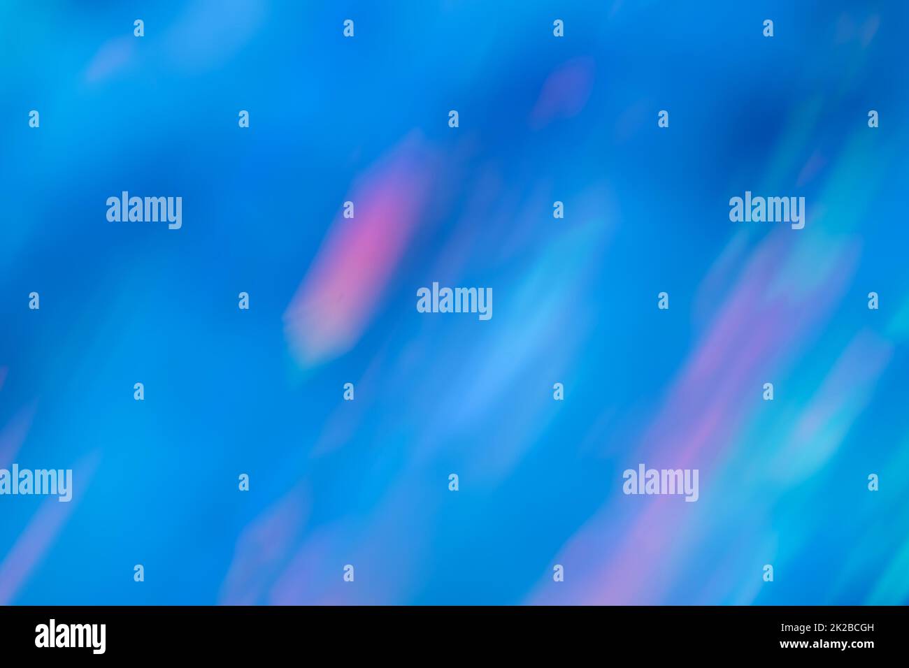 Un arrière-plan abstrait bleu-arc-en-ciel du soleil brille sur la galette de silicium. Banque D'Images