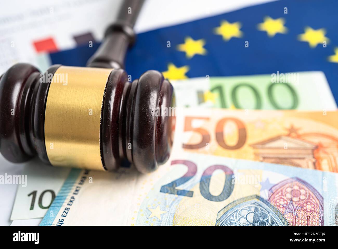 Drapeau de l'UE avec gavage et billet d'euro pour juge avocat.Droit et justice concept de tribunal. Banque D'Images