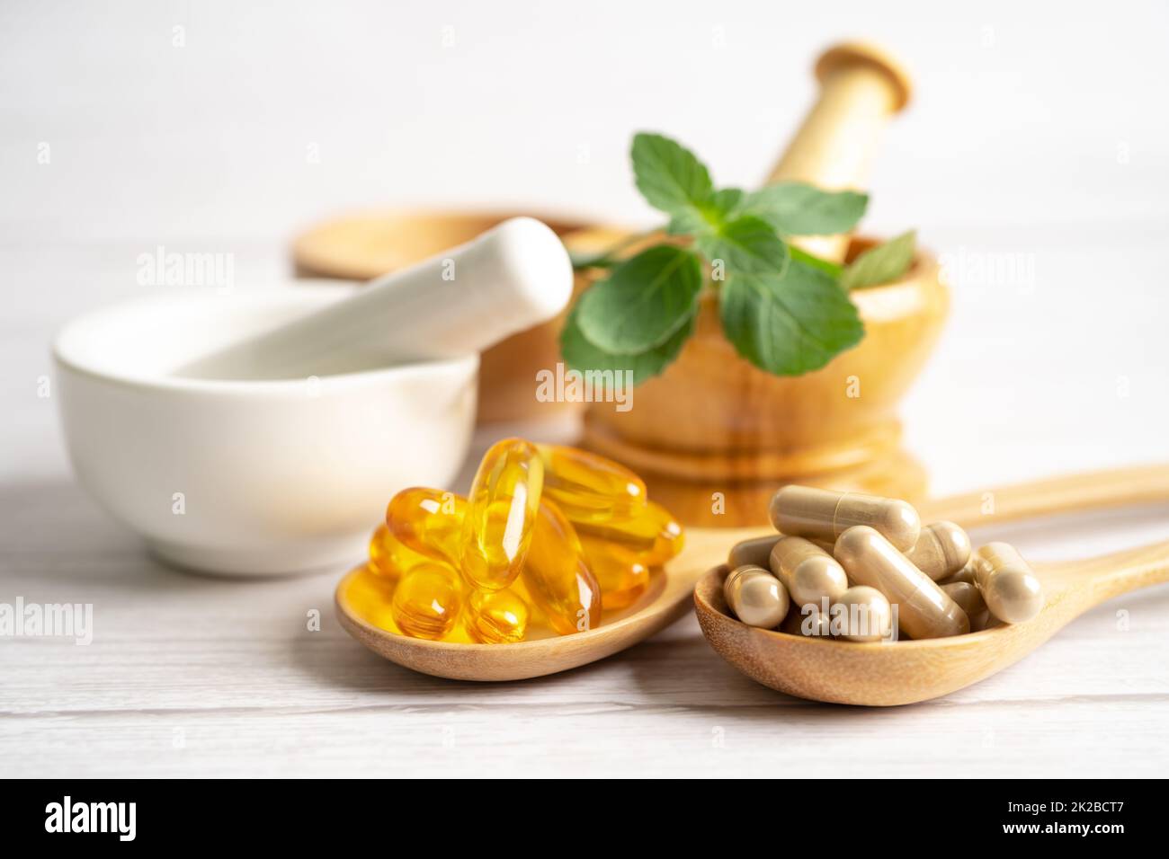 Médecine alternative médicament capsule organique à base de plantes avec des suppléments naturels de feuilles d'herbes pour une bonne vie saine. Banque D'Images