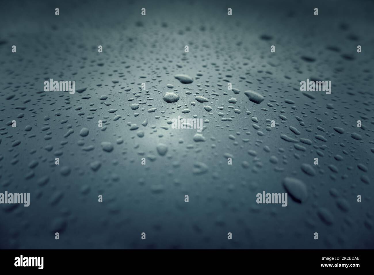 Les gouttes d'eau sur la surface Banque D'Images