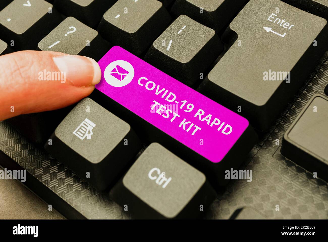 Kit de test rapide d'écriture manuscrite. Mot pour l'équipement de diagnostic médical d'urgence qui fournissent des résultats rapides écrire des commentaires sur Un poste de médias sociaux, en tapant un nouvel article intéressant Banque D'Images