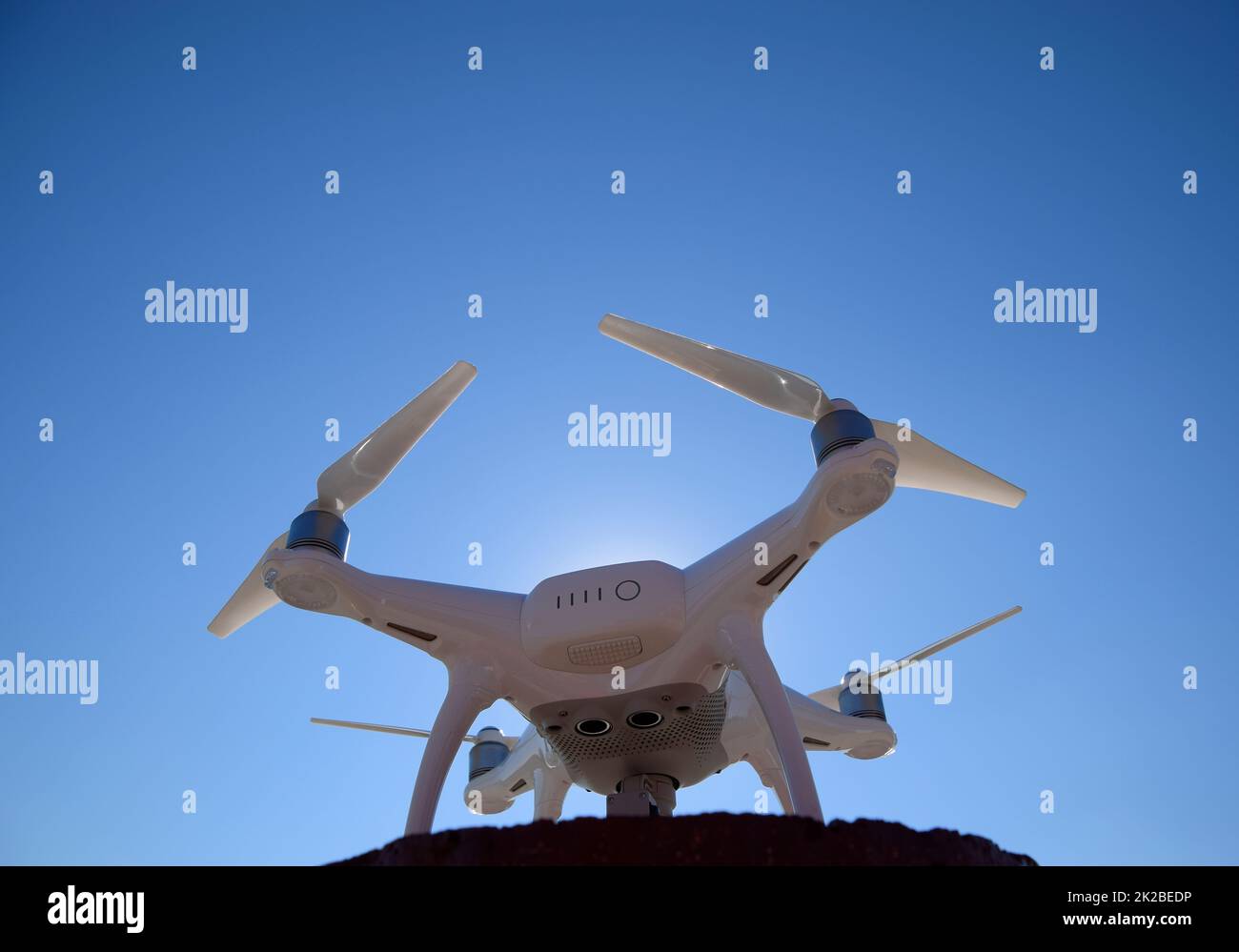 Quadrocopter 4 fantôme contre le ciel bleu au soleil. Rétroéclairage. Dron est un robot volant. Banque D'Images