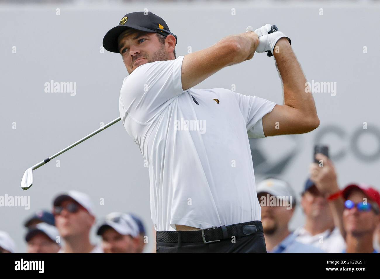 Charlotte, États-Unis. 22nd septembre 2022. Corey Conners, du Canada, regarde son tee-shirt tiré sur le tee-shirt 14th alors qu'il joue pour l'équipe internationale dans le championnat de golf de la coupe des présidents à Charlotte, en Caroline du Nord sur 22 septembre 2022. Photo de Nell Redmond/UPI. Crédit : UPI/Alay Live News Banque D'Images