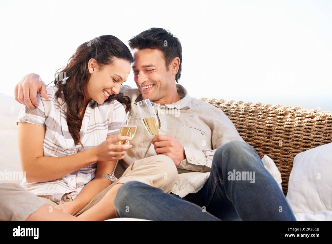 Heureux ensemble. Un jeune couple souriant et buvant du champagne. Banque D'Images