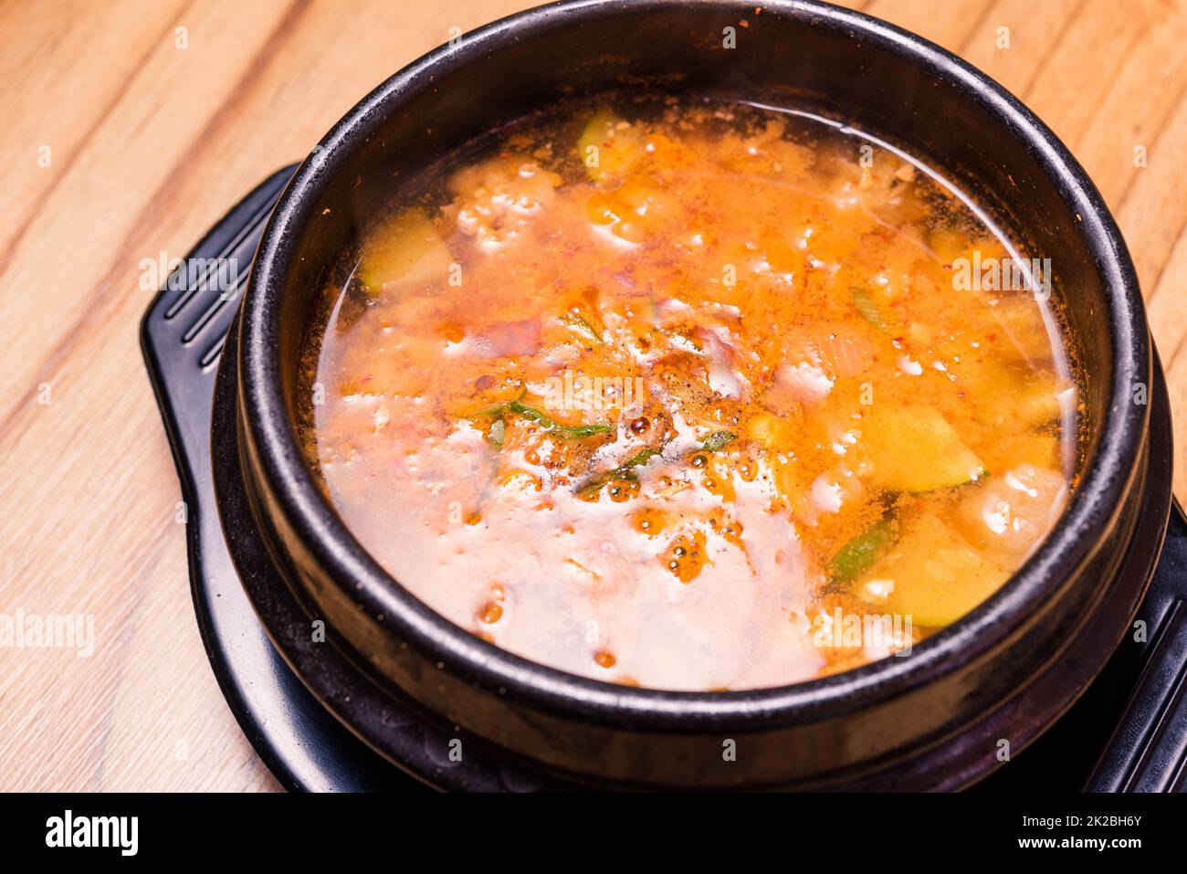 Soupe traditionnelle coréenne Kimchi jjigae dans un bol du restaurant Banque D'Images