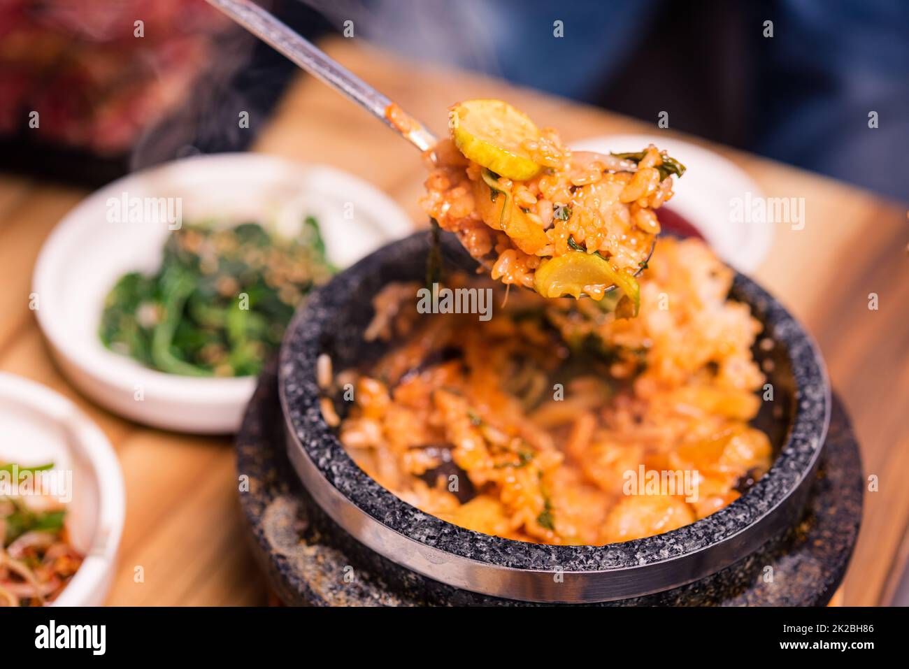 Plat traditionnel coréen - bibimbap mélange de riz avec légumes comprend le boeuf et l'oeuf frit Banque D'Images