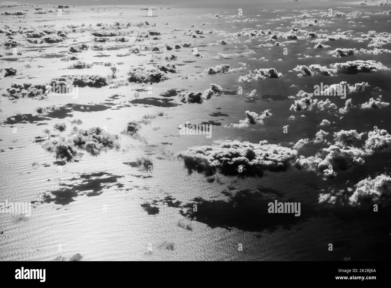 De beaux nuages au-dessus de l'océan Atlantique. Image artistique en noir et blanc. Banque D'Images
