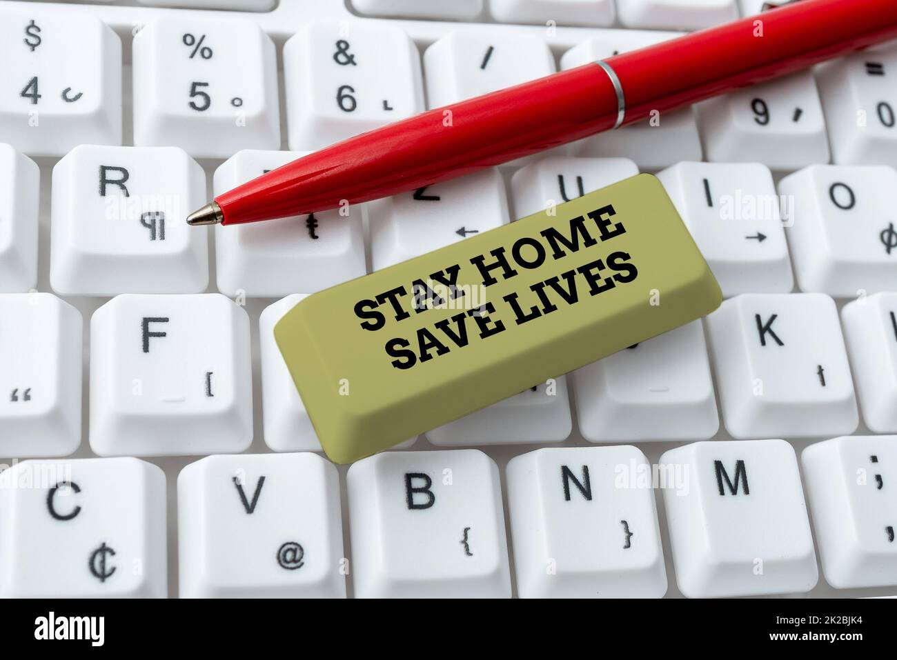 Légende du texte présentant Stay Home Save Lives. Photo conceptuelle diminuer le nombre de patients infectés en ne quittant pas la maison se connecter avec des amis en ligne, faire des connaissances sur l'Internet Banque D'Images