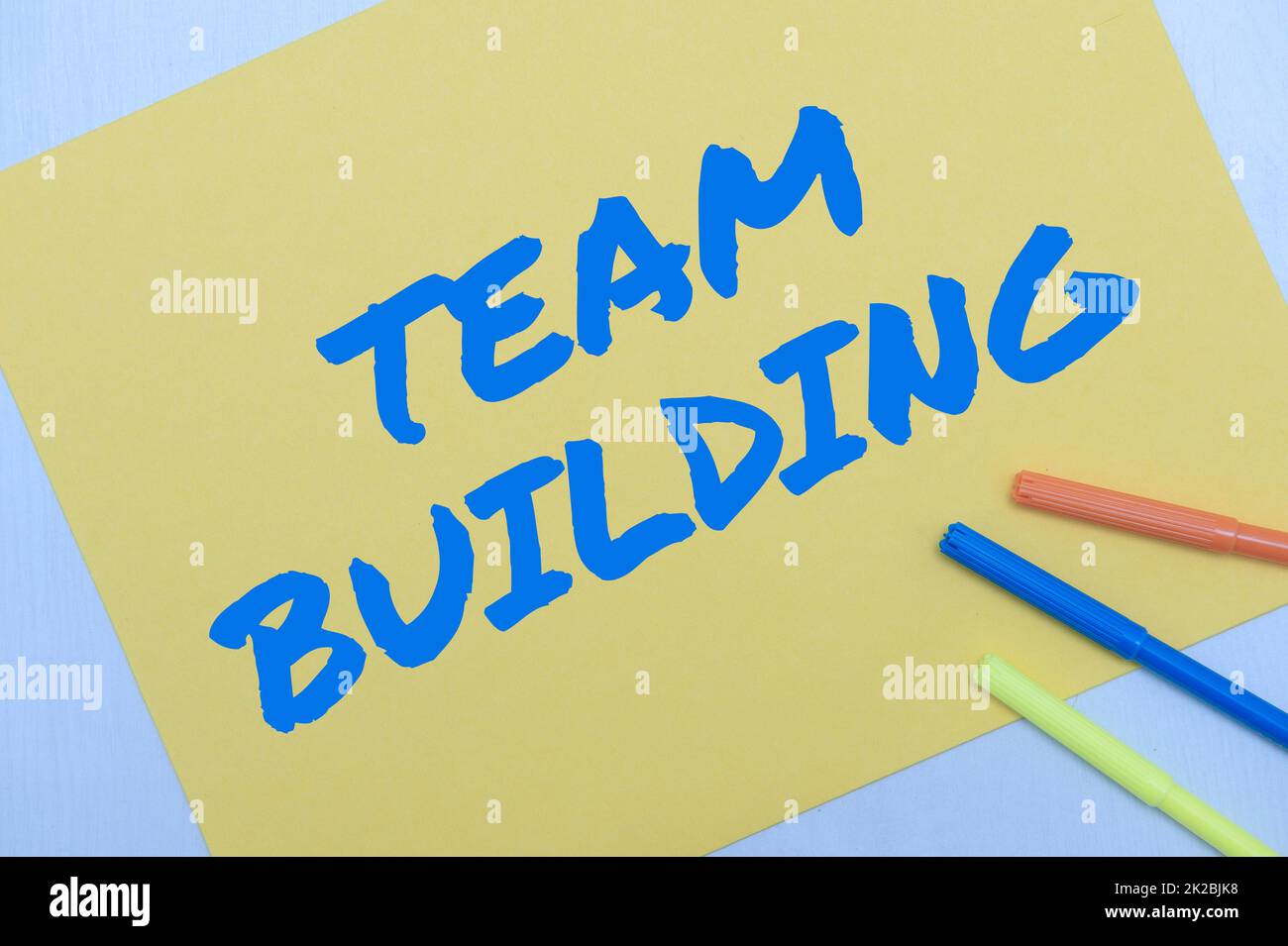 Légende présentant Team Building. Mot pour les types d'activités utilisées pour améliorer les relations sociales fournitures de bureau d'école, enseignement Collections d'apprentissage, Outils d'écriture Banque D'Images