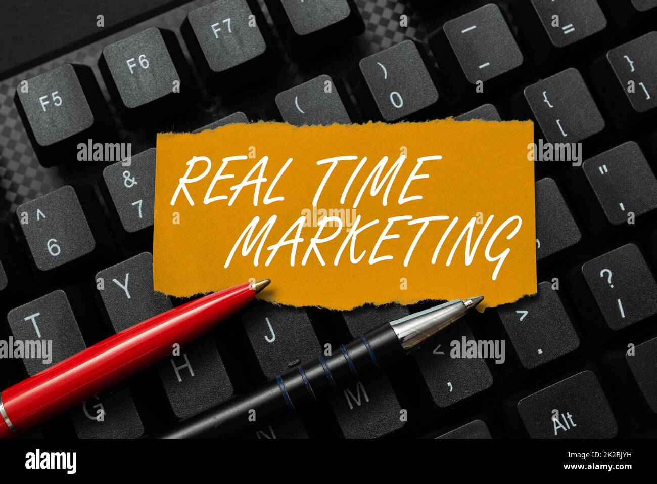 Légende de texte présentant Real Time Marketing. Concept : stratégie d'entreprise axée sur les tendances actuelles et les commentaires des clients connexion avec des amis en ligne, faire des connaissances sur Internet Banque D'Images